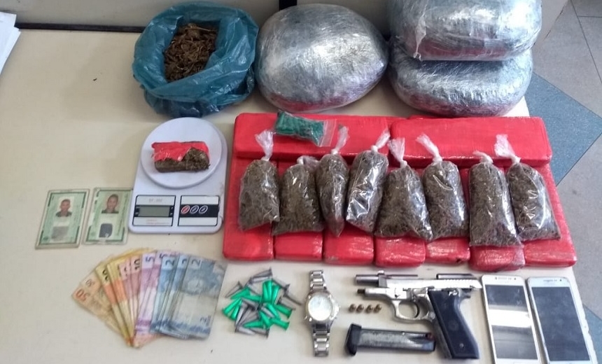 PM apreende cerca de 20 kg de drogas e pistola em Camaçari
