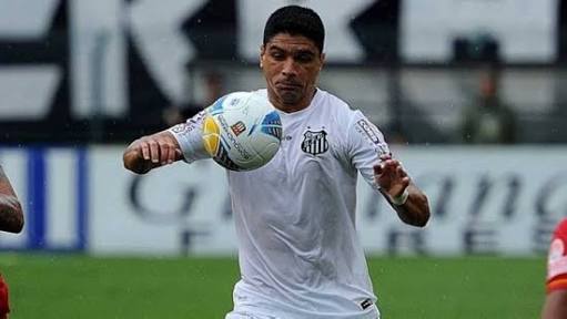 Ainda atuando em campo, volante é anunciado como execultivo de futebol do Santos