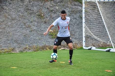 Léo Gomes quer Vitória ofensivo contra o Botafogo: “temos que buscar o gol”