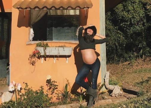 Isis Valverde celebra 7 meses de gravidez durante viagem