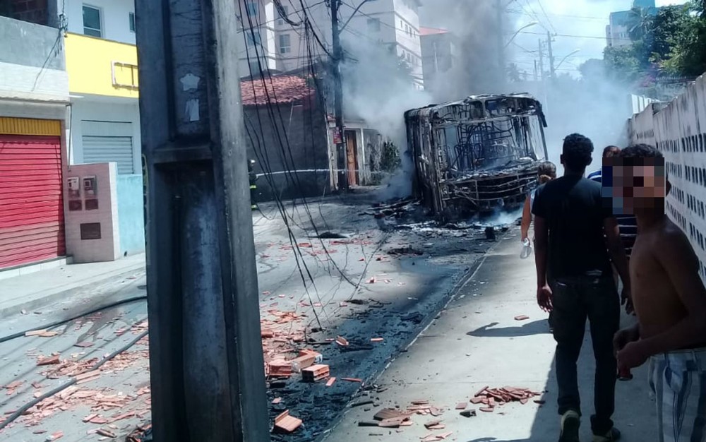Após morte de jovem, grupo bloqueia via e queima ônibus no Jardim das Margaridas