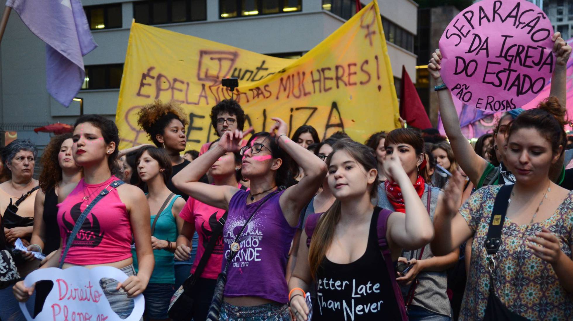 Um milhão de mulheres se reúnem em redes sociais contra Bolsonaro