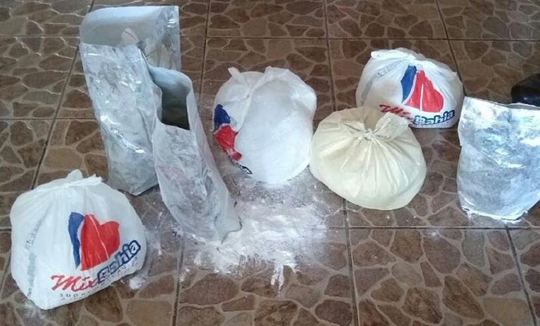 Duas mulheres são presas em laboratório de refino de cocaína em Arembepe