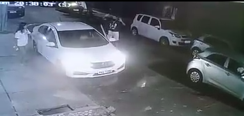 Vídeo: cantor do Adão Negro tem o carro tomado de assalto em Salvador