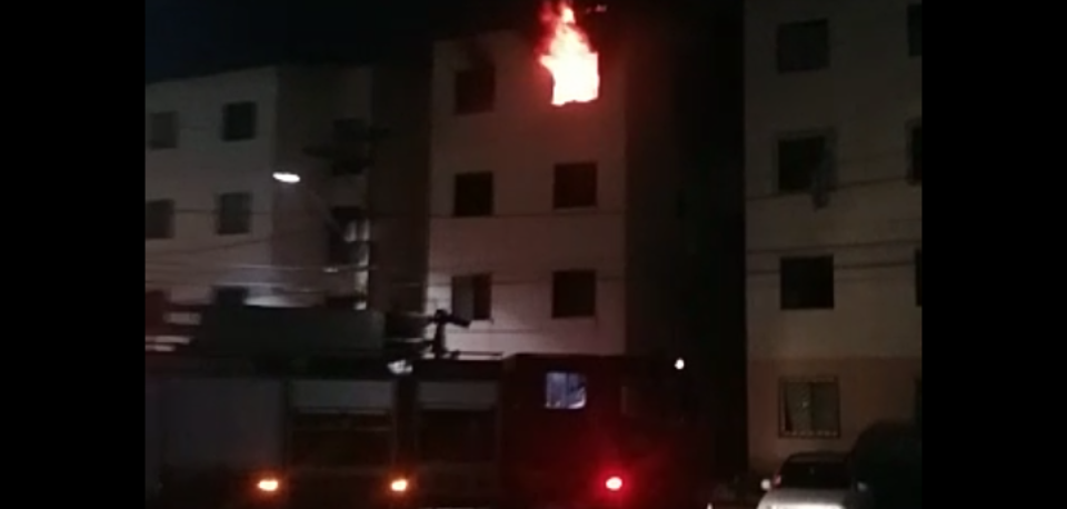 Vídeo: incêndio destrói apartamento em Camaçari
