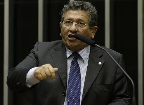 Caetano é denunciado ao Ministério Público por irregularidades em contrato