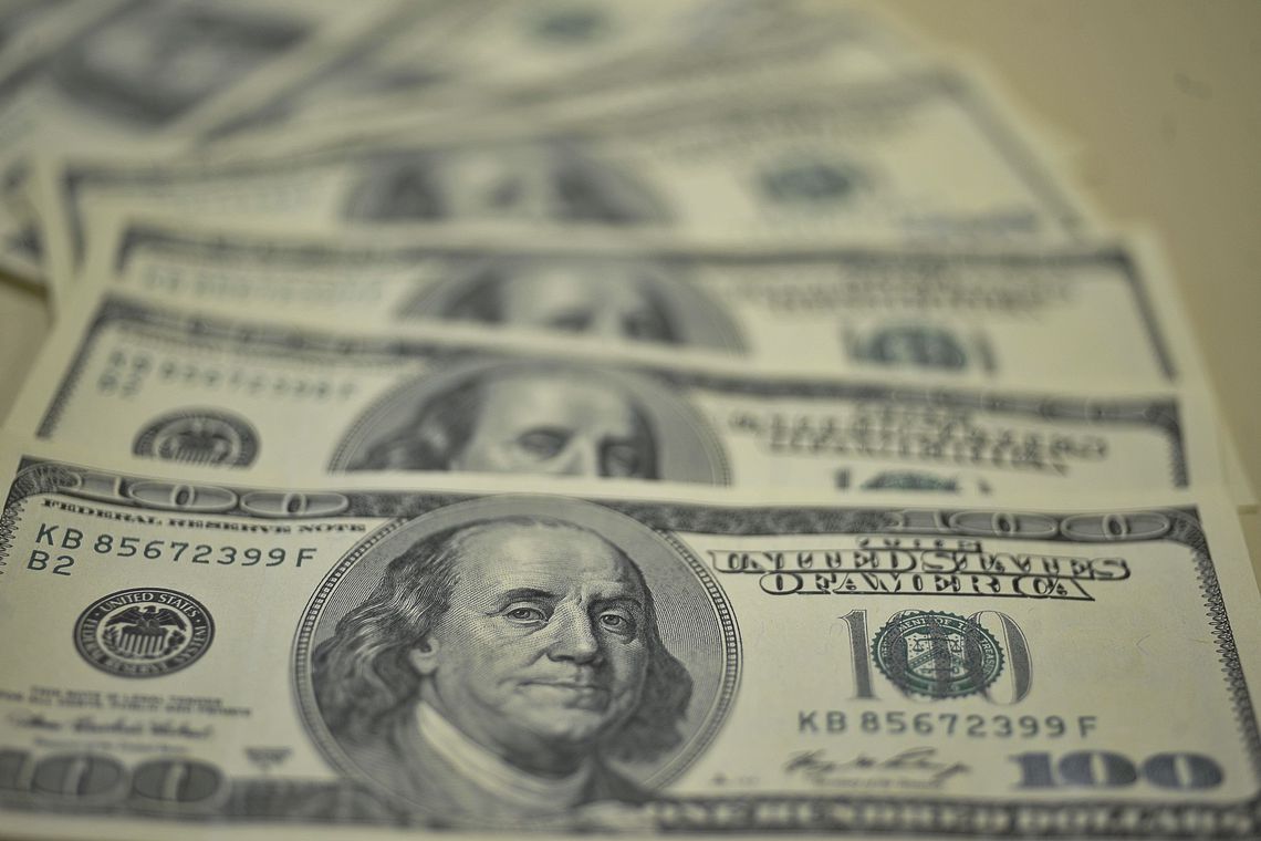 Dólar supera R$ 4,12 e fecha no maior valor em quase um ano