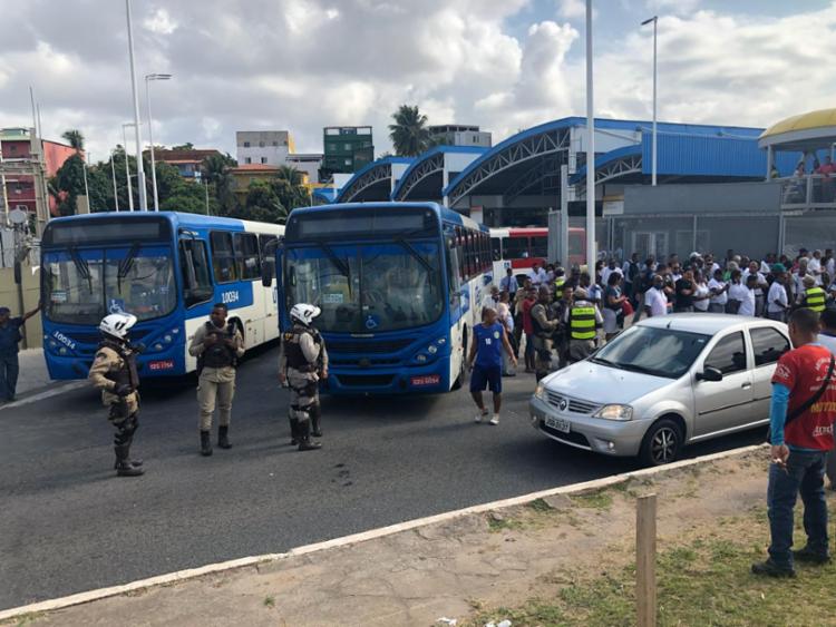 Protesto: rodoviários atravessam ônibus na entrada da Estação Mussurunga