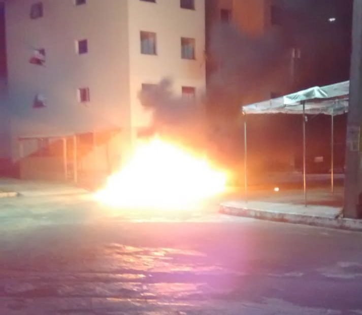 Grupo invade condomínio e incendeia automóvel em Camaçari