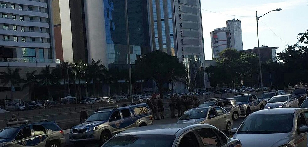 Homens armados invadem shopping para assaltar carro-forte em Salvador