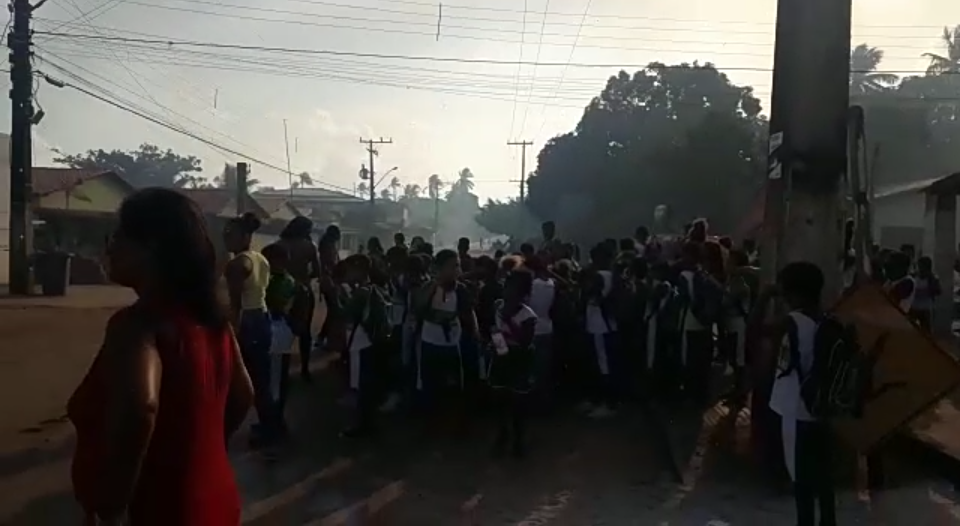 Vídeo: incêndio em terreno assusta crianças e professores em Monte Gordo