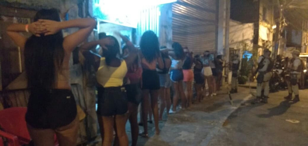 Flagrante: um é preso e PM impede baile funk no Nordeste de Amaralina