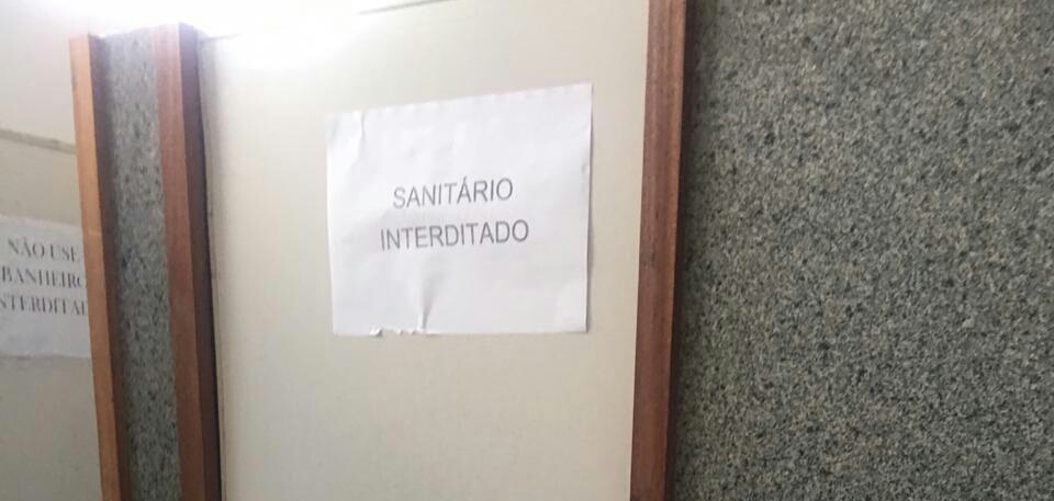 Vídeo: vereador desmente repórter, mas imagens comprovam interdição de banheiro da Câmara de Simões Filho