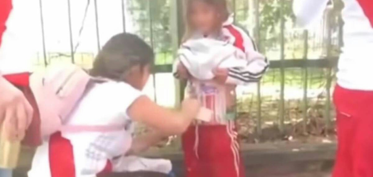 Mãe que amarrou sinalizadores na cintura da filha de 9 anos deixa prisão