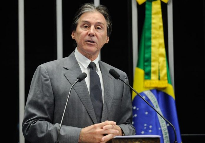 Eunício contraria Bolsonaro e libera jornalistas em sessão no Congresso