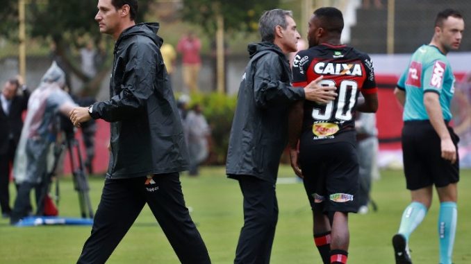 Roque Santos crítica Presidente do Vitória após demissão de Carpegiani e dispara: “os jogadores pediram a cabeça do técnico”