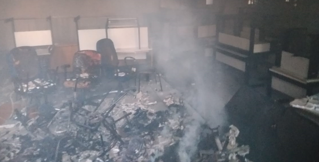 Incêndio destrói salas do Fórum Clemente Mariani em Camaçari