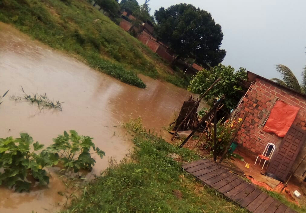Moradores afirmam que estão ilhados em bairro de Simões Filho após período de chuva