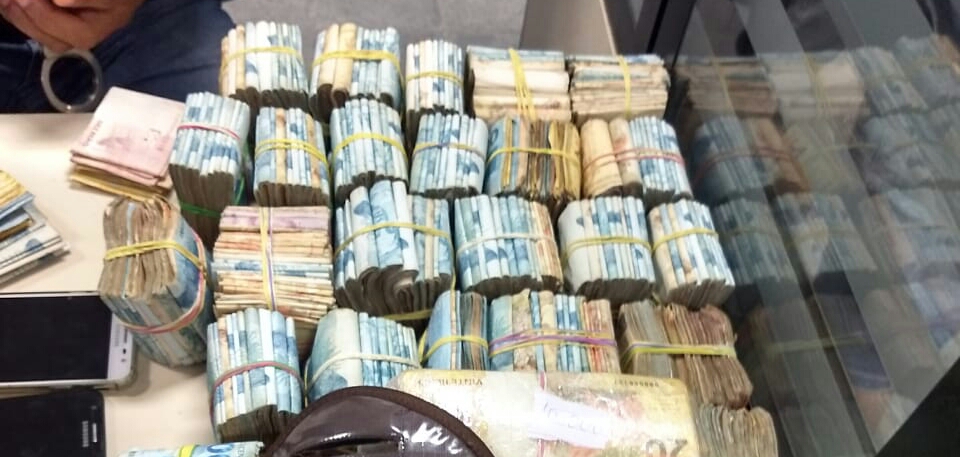 Tráfico de Drogas: dupla é presa com R$364 mil em Feira de Santana