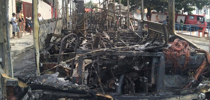 Ônibus pega fogo em Salvador e assusta moradores