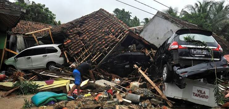 Tsunami deixa mais de 200 mortos na Indonésia e 800 feridos