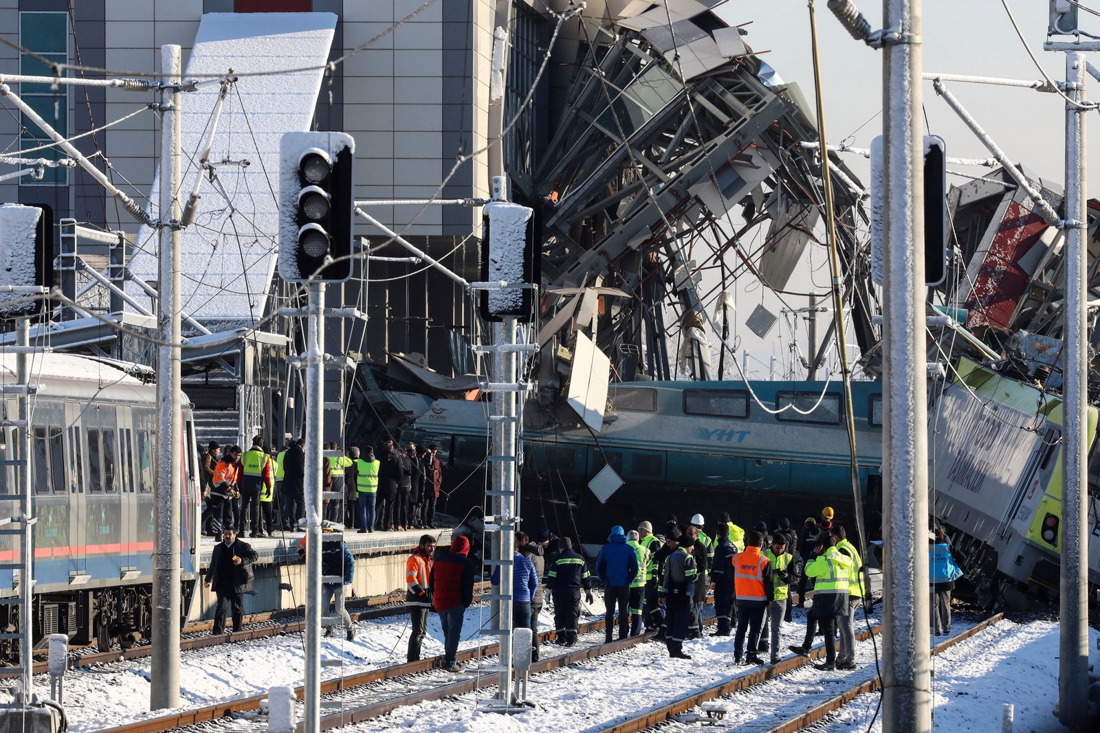 Acidente com trem de alta velocidade deixa mortos e dezenas de feridos na Turquia