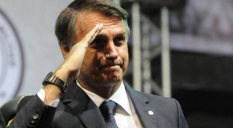 Contas da campanha de Bolsonaro são aprovadas com ressalvas pelo TSE