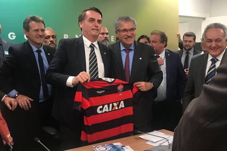 Bolsonaro ganha camisa do Vitória das mão de José Rocha