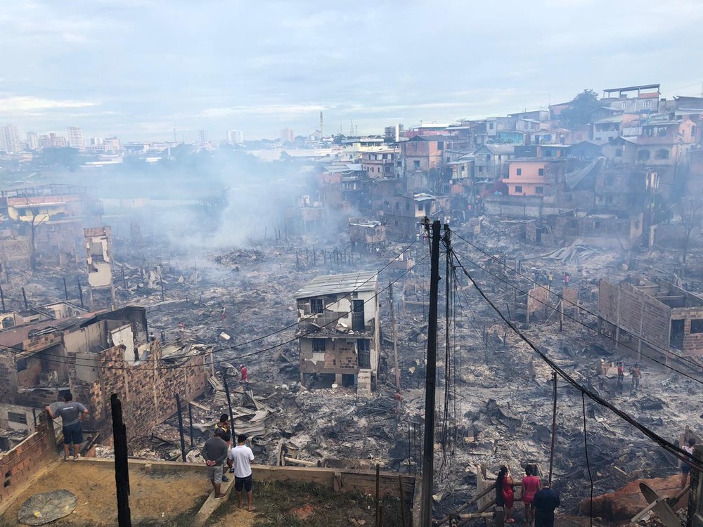 Incêndio atinge 600 casas em Manaus e deixa 4 feridos