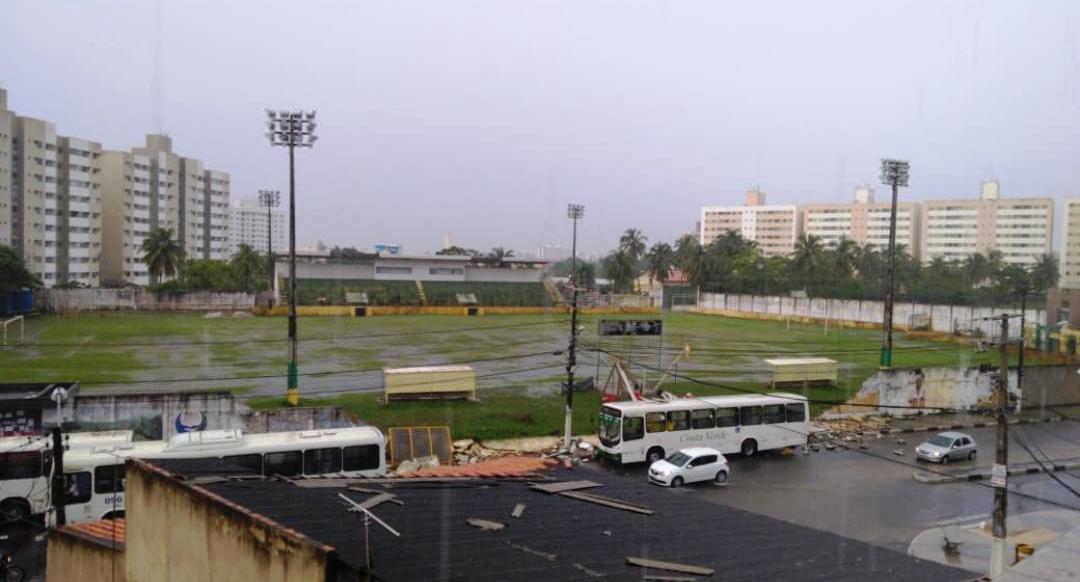 Muro de estádio desaba após chuva forte em Lauro de Freitas