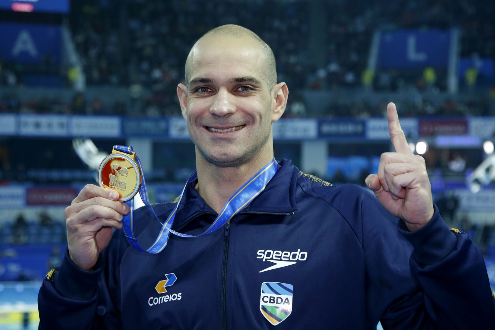Brasileiro fatura ouro na China e se torna o nadador mais velho a ser campeão mundial