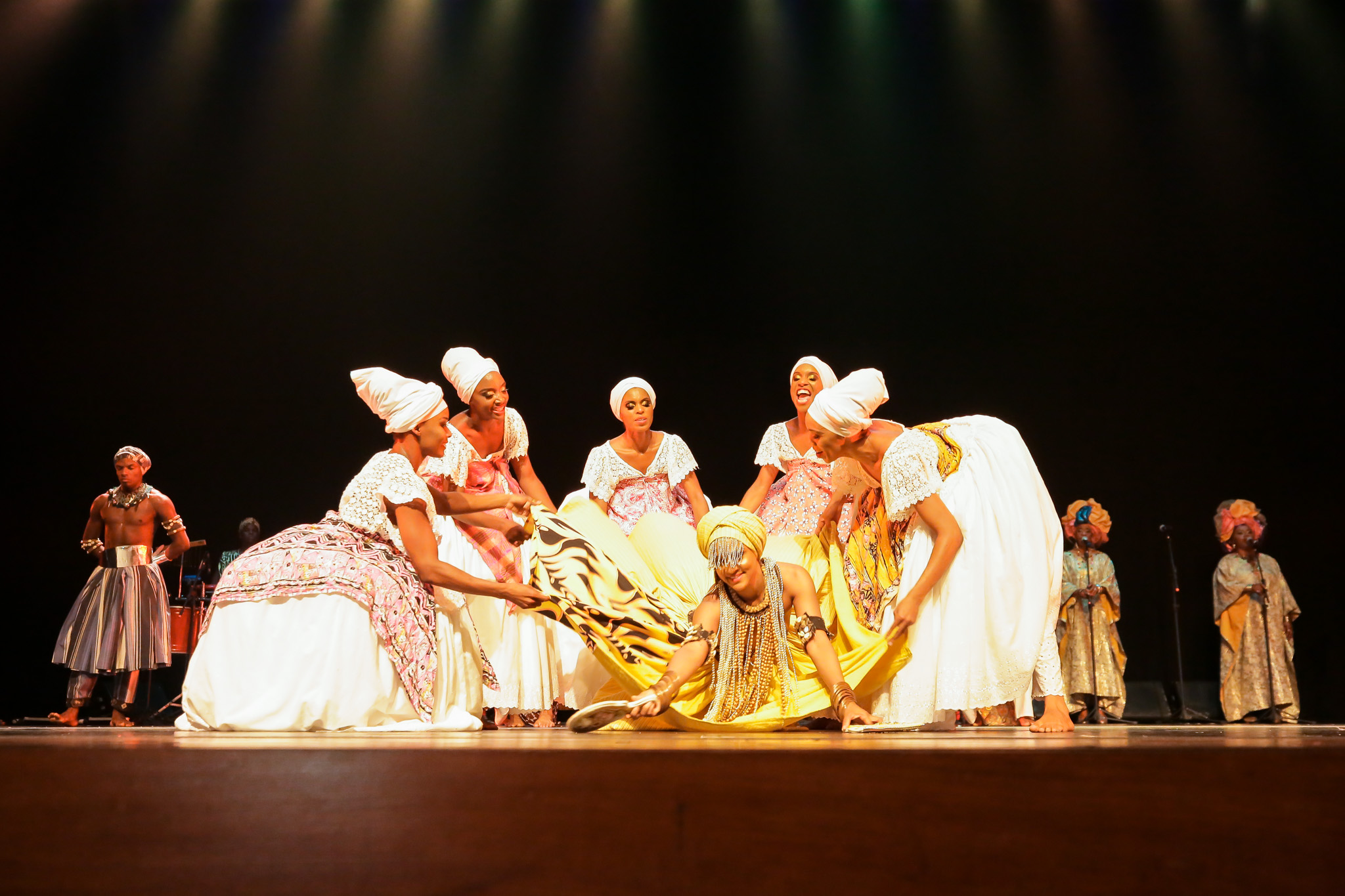 Camaçari: Balé Folclórico da Bahia lota TCS em espetáculo com participação de comunidade quilombola