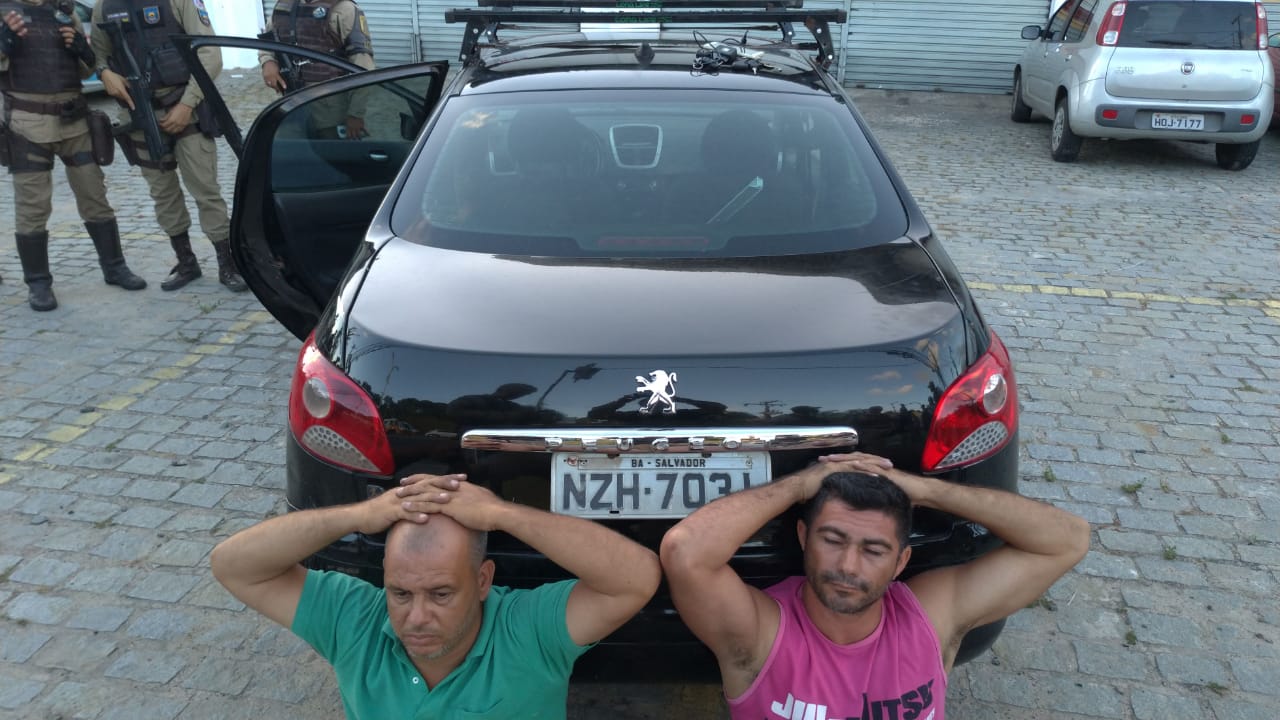 Dupla é presa em flagrante com carro roubado em Itapuã