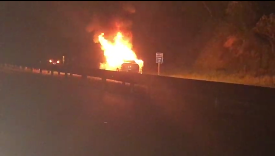 Vídeo: carro pega fogo após acidente na Via Parafuso