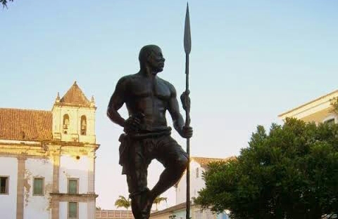 Feita de bronze, lança da estátua de Zumbi dos Palmares é roubada em Salvador