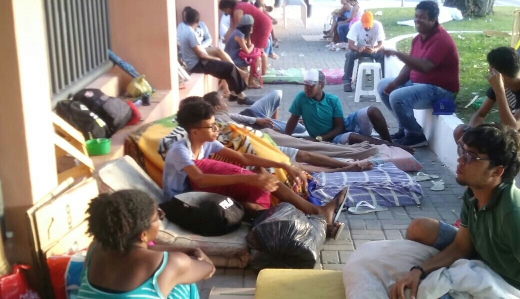 Pais e estudantes dormem na porta de colégio estadual para garantir vaga em Camaçari