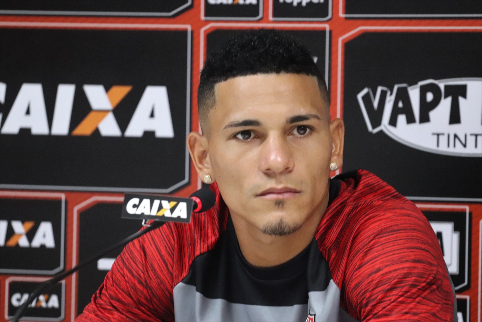 Através de ação judicial, Léo Gomes pede rescisão de contrato com o Vitória