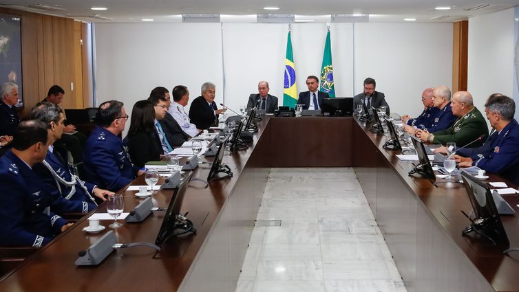 Bolsonaro diz que não se opõe à fusão entre Embraer e Boeing