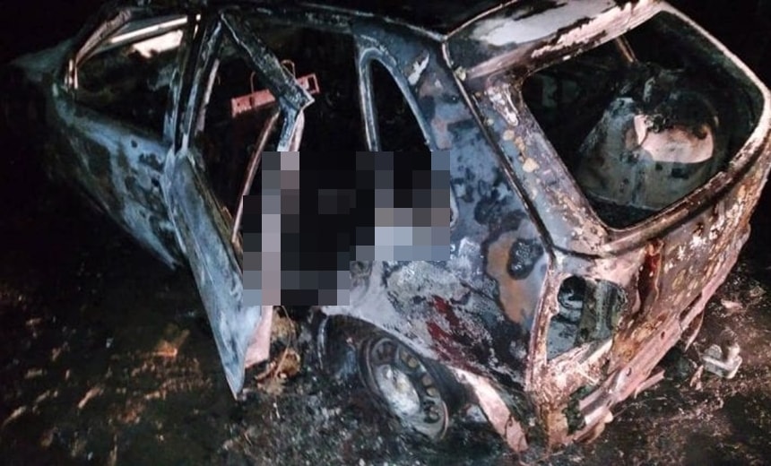 Corpo é encontrado dentro de carro queimado em Feira de Santana