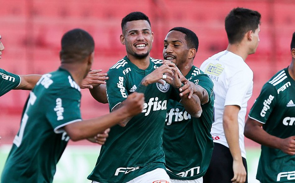 Vitória contrata  lateral formado no Palmeiras