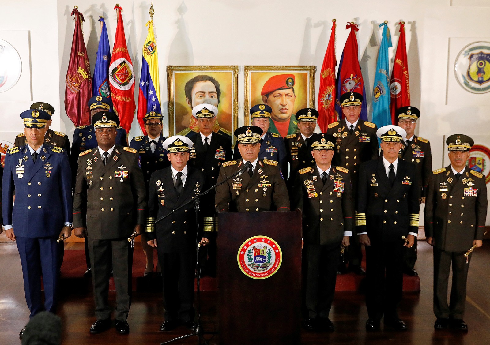 Militares denunciam ‘golpe de Estado’ de Guaidó e reforçam apoio a Maduro