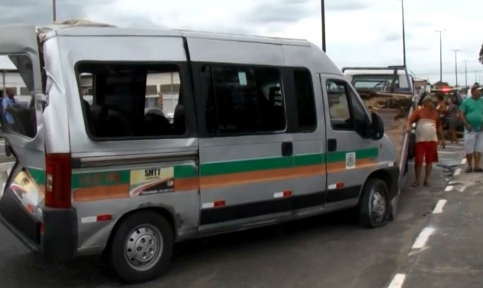 Acidente entre van e ônibus deixa 11 pessoas feridas em Feira de Santana