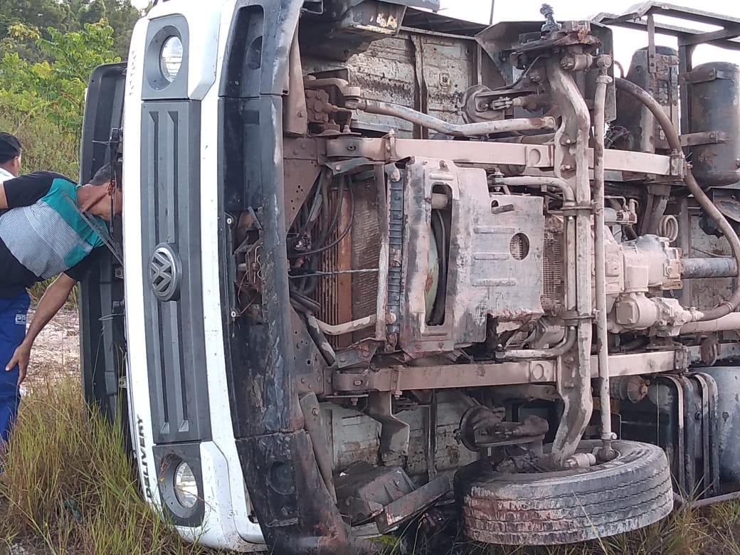 Dias D’ Ávila: dois garis morrem e um fica ferido após caminhão de coleta capotar
