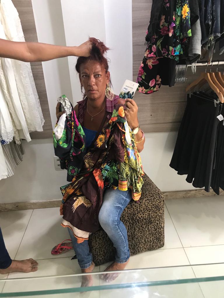 Vídeo: mulher é flagrada por dona de loja ao tentar roubar produtos em Camaçari