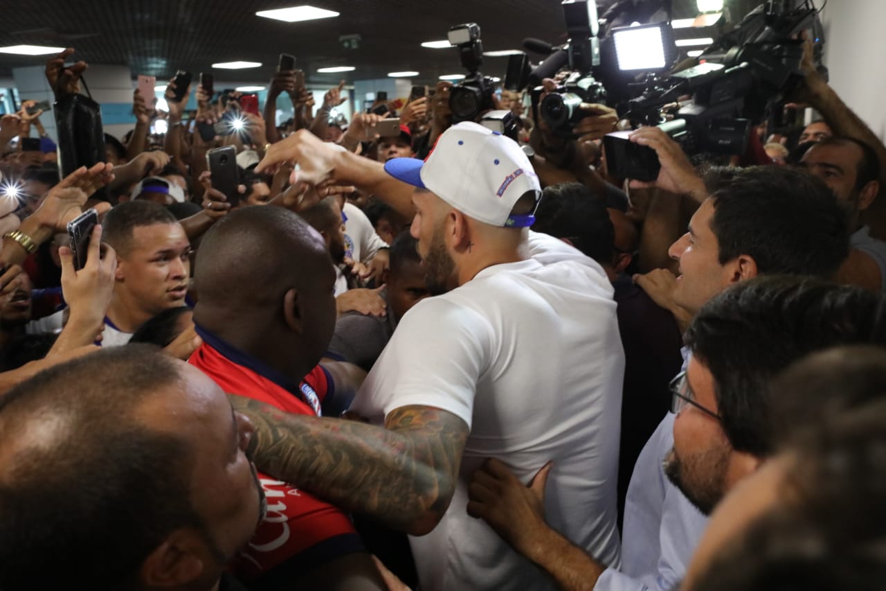 Fernandão é recebido  com festa da torcida do Bahia no aeroporto de Salvador