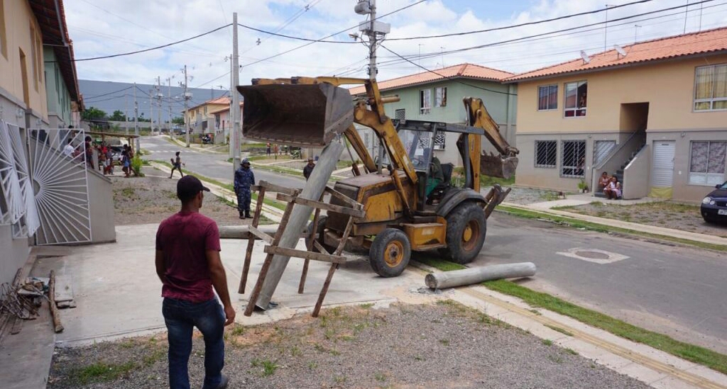 Prefeitura de Camaçari realiza demolição em estruturas irregulares no Minha Casa Minha Vida