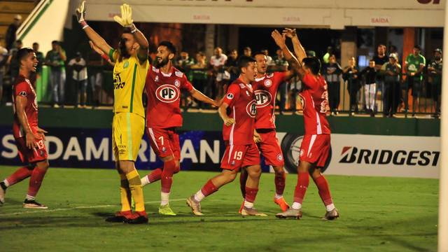 Com gol de Bou, Unión La Calera elimina a Chape da Sul-Americana