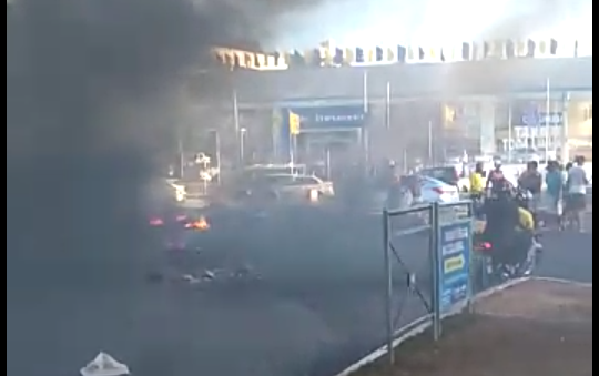 Vídeo: manifestantes fecham Avenida Luís Eduardo Magalhães