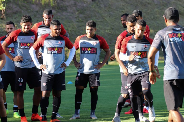 Rumo a Juazeiro: Chamusca relaciona 20 atletas para duelo contra a Juazeirense