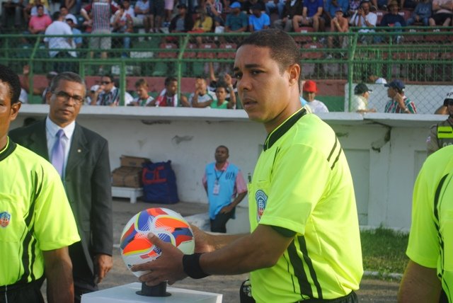 Emerson Ricardo apita Bahia e Atlético pelo Campeonato Baiano